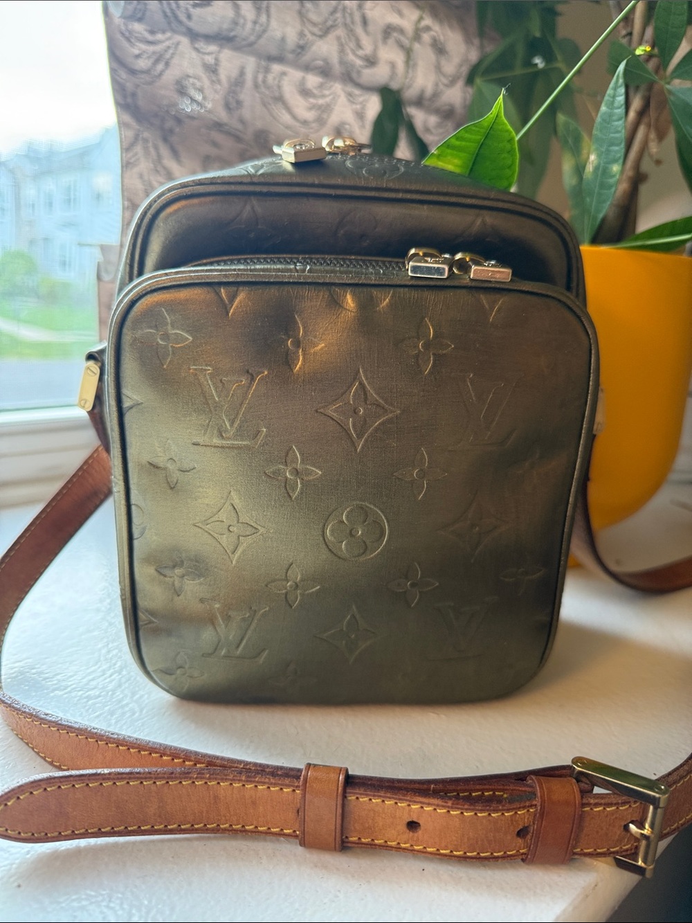 Louis Vuitton Monogram Vernis Crossbody gold metallic 8”x 6.5”
